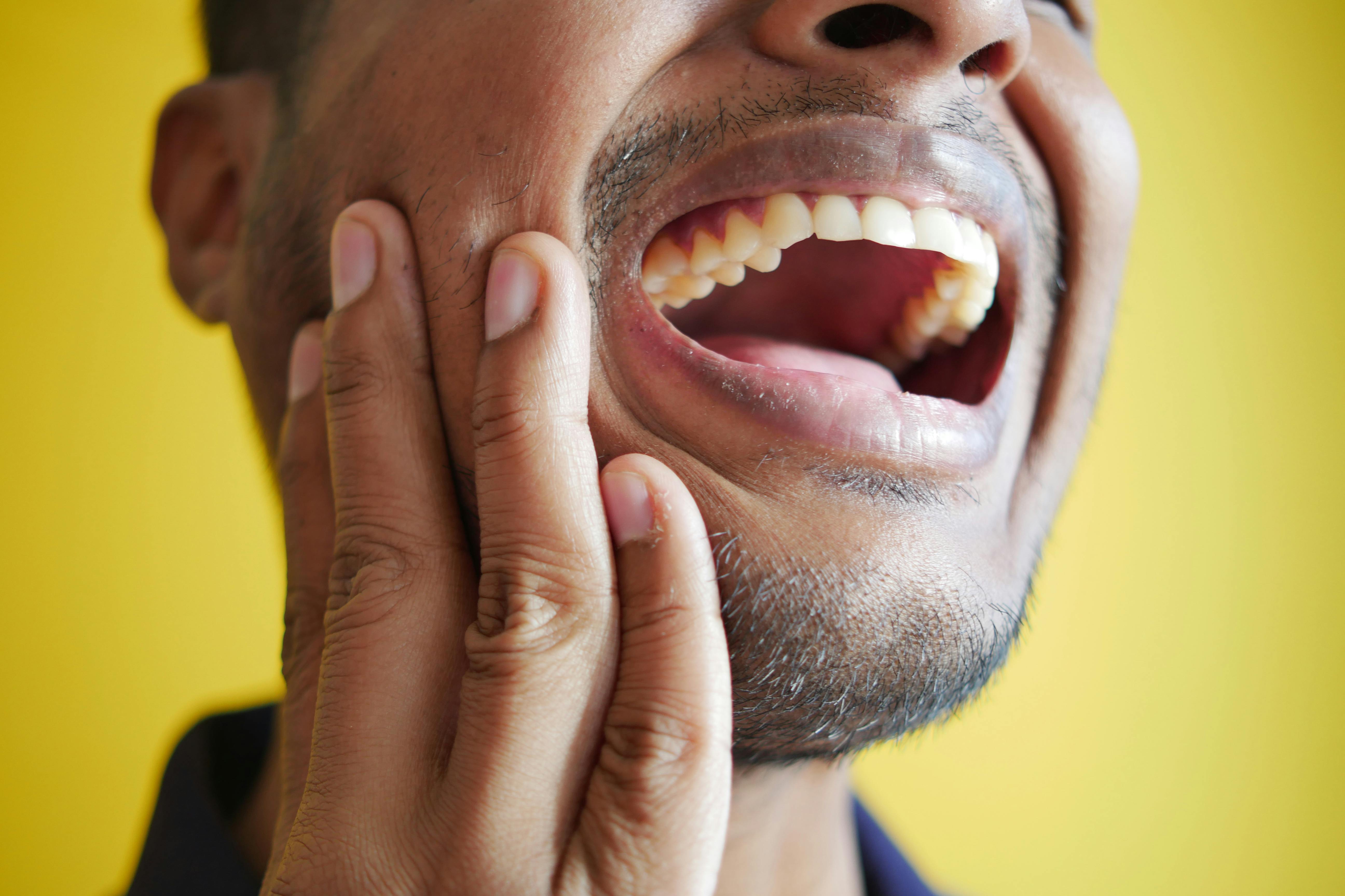 ​Bruxismo cresce no Brasil e tratamento com botox passa a ajudar pacientes com dores e tensão muscular