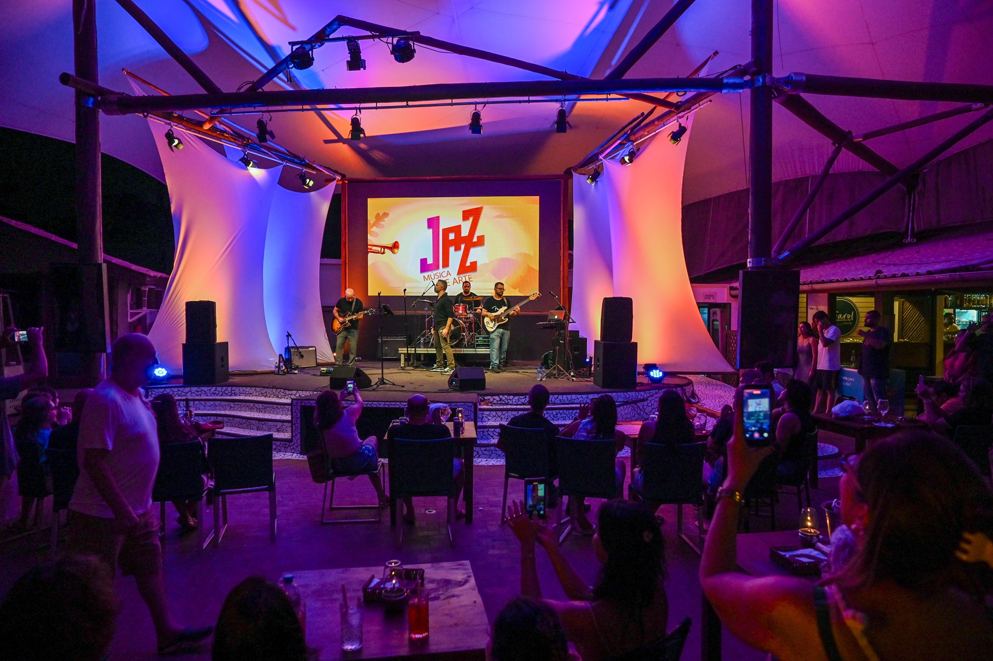 ​Praia do Forte recebe festival de jazz com grandes shows e programação gratuita em julho