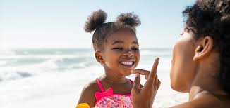 ​Cuidados no verão vão além do protetor solar e exigem atenção com hidratação, alimentação e exposição ao sol