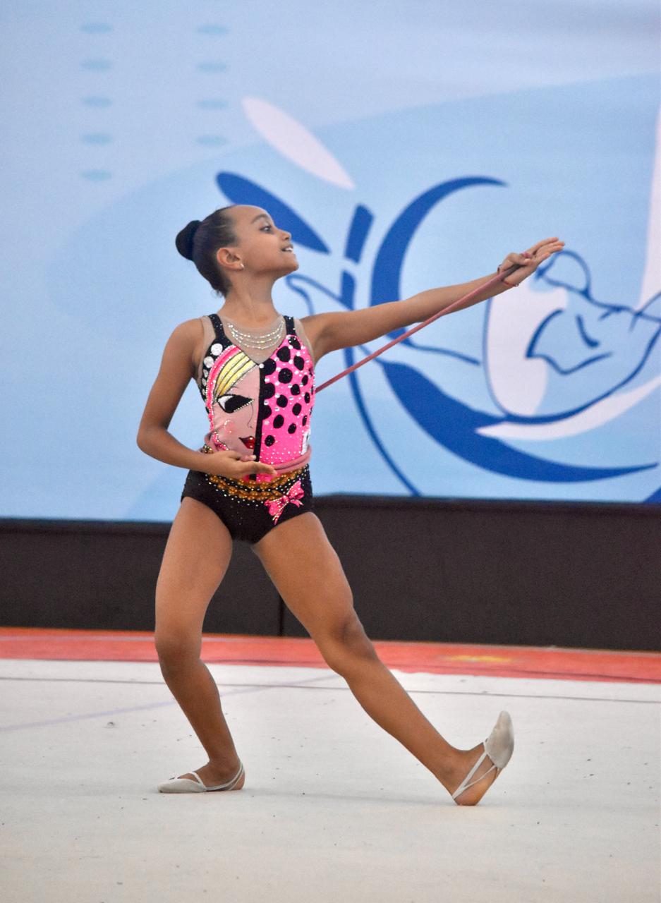 Promessa da ginástica rítmica busca apoio para estágio de treinamento internacional na Europa